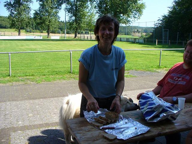 028 die Hundetorte wird angeschnitten.JPG